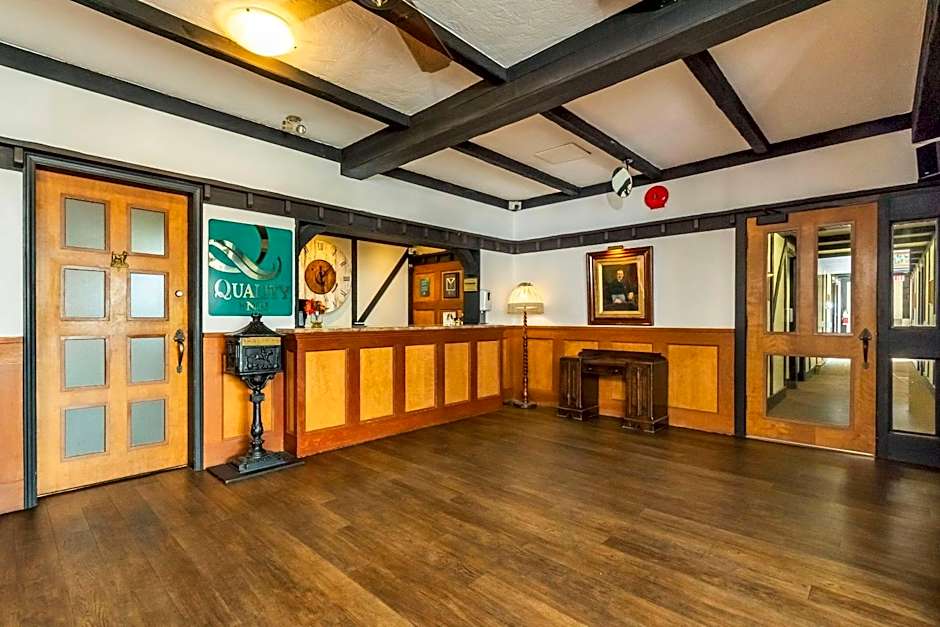 Quality Inn Waddling Dog