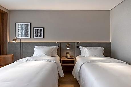 Superior Twin Room with Partial Sea View