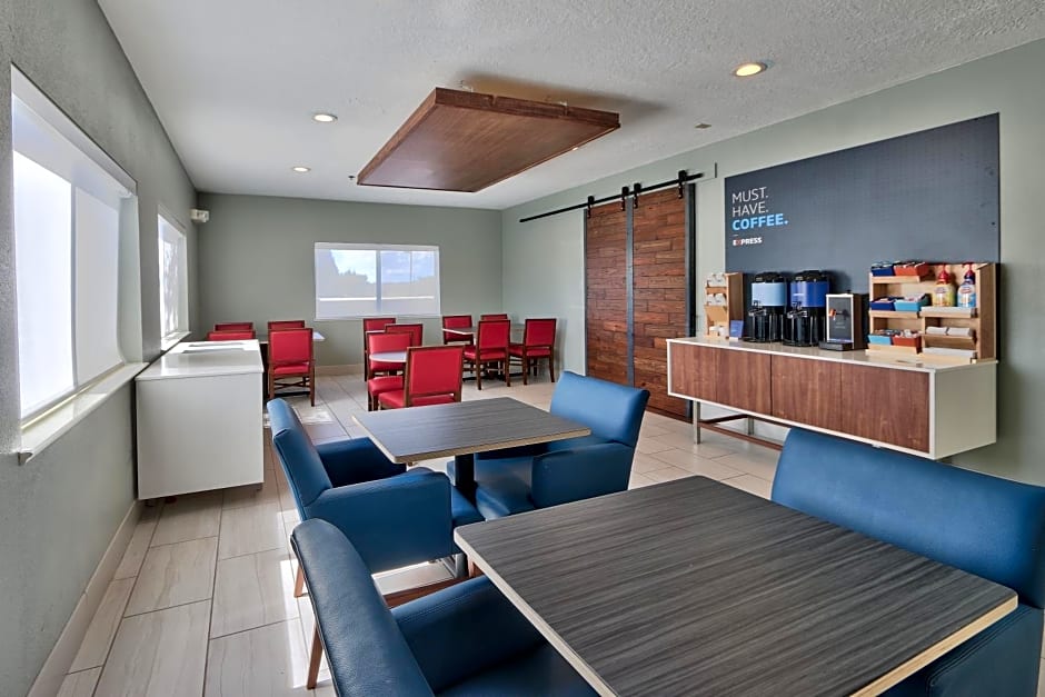 Holiday Inn Express & Suites Albuquerque-N. Balloon Fsta Park By IHG