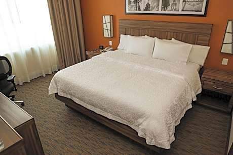 Corner Queen Room - Non-Smoking