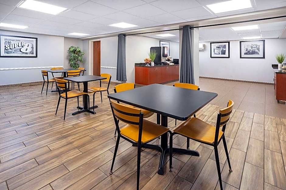Super 8 by Wyndham Mount Laurel