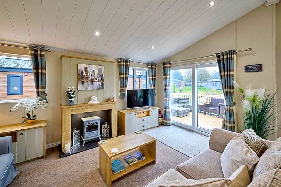 Heathery Lodge with Hot Tub