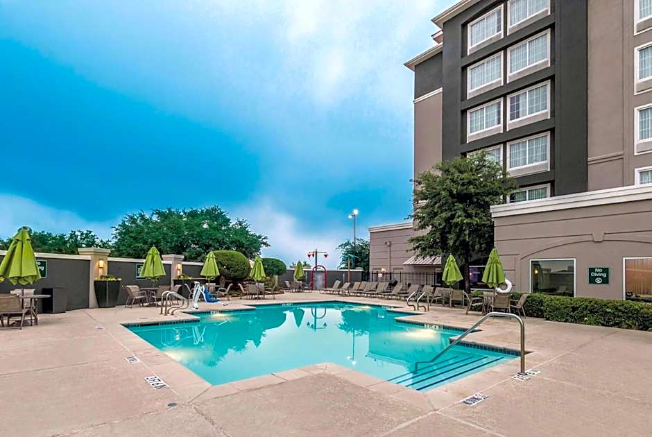 La Quinta Inn & Suites by Wyndham Arlington North Six Flags Drive