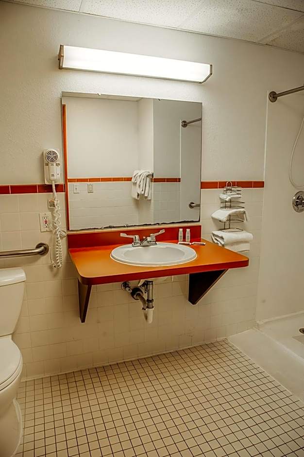 Country Garden & Suites-Benton