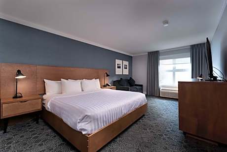 King Suite with One King Bed and Two Queen Beds