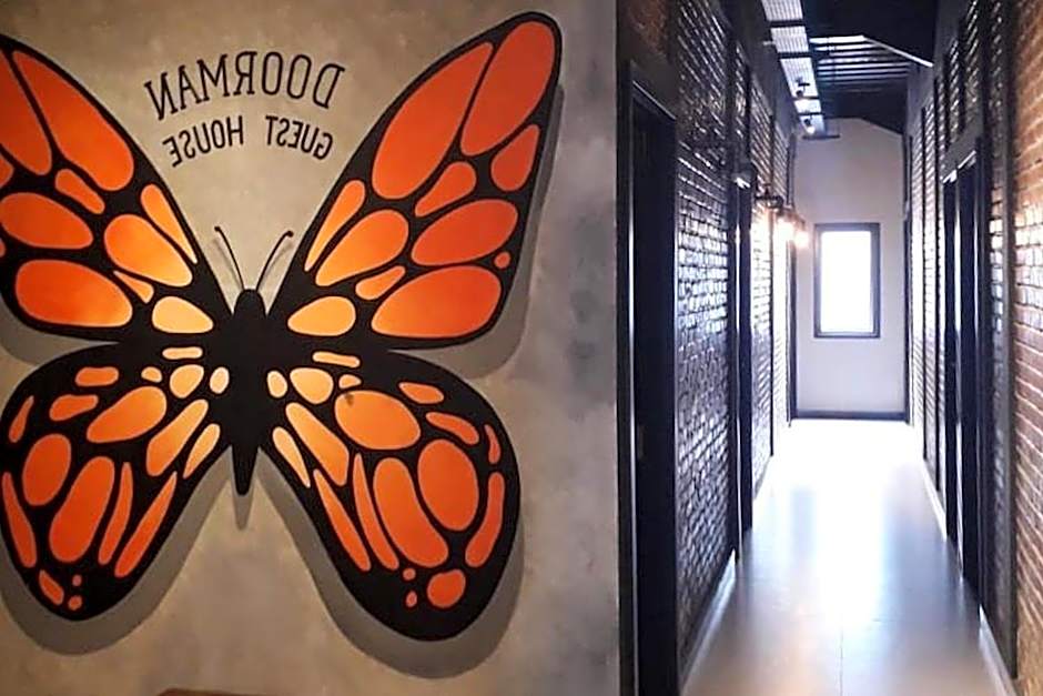 RedDoorz Plus @ Doorman Guest House