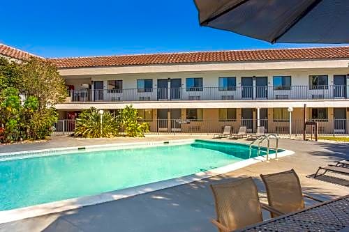Super 8 by Wyndham Naples