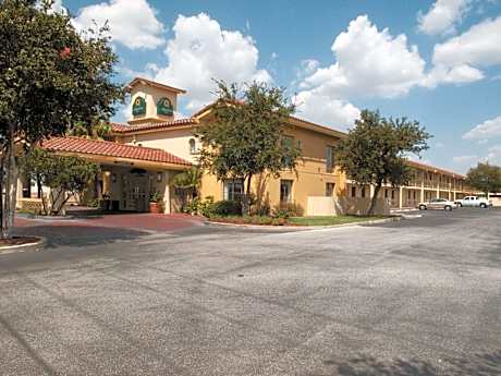 La Quinta Inn & Suites by Wyndham San Antonio I-35 N At Rittiman