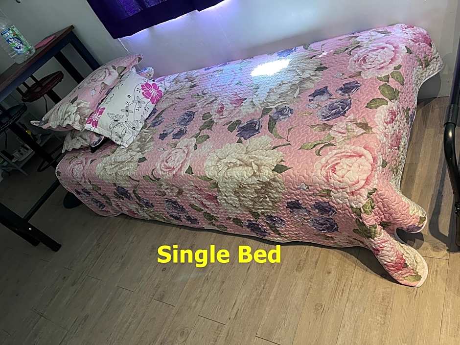 Yellow Cube at Lumut Cube Homestay Kontena