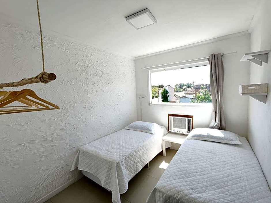 Casa completa a 70 m da praia dos ossos