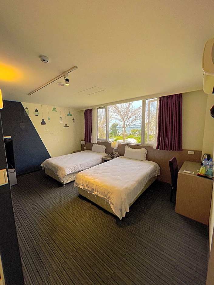 Breeze & Waves A Seaside Inn