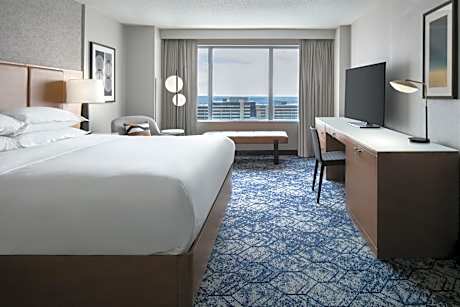 Club level, Junior Suite, 1 King, Sofa bed
