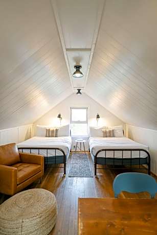 Cottage-Private Bathroom-Lake view-Brownstone Cottage