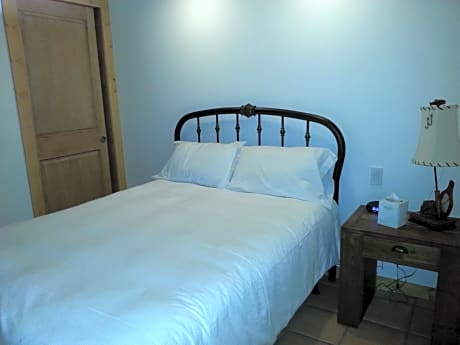 Deluxe One-Bedroom Apartment with Lake View