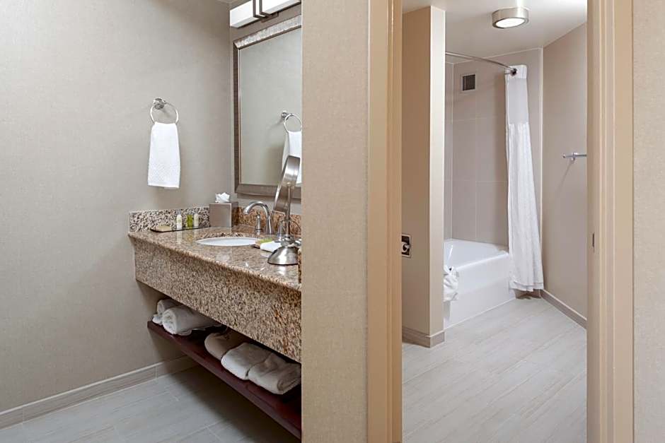 DoubleTree By Hilton Kansas City Overland Park
