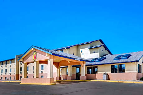 Super 8 by Wyndham Hutchinson