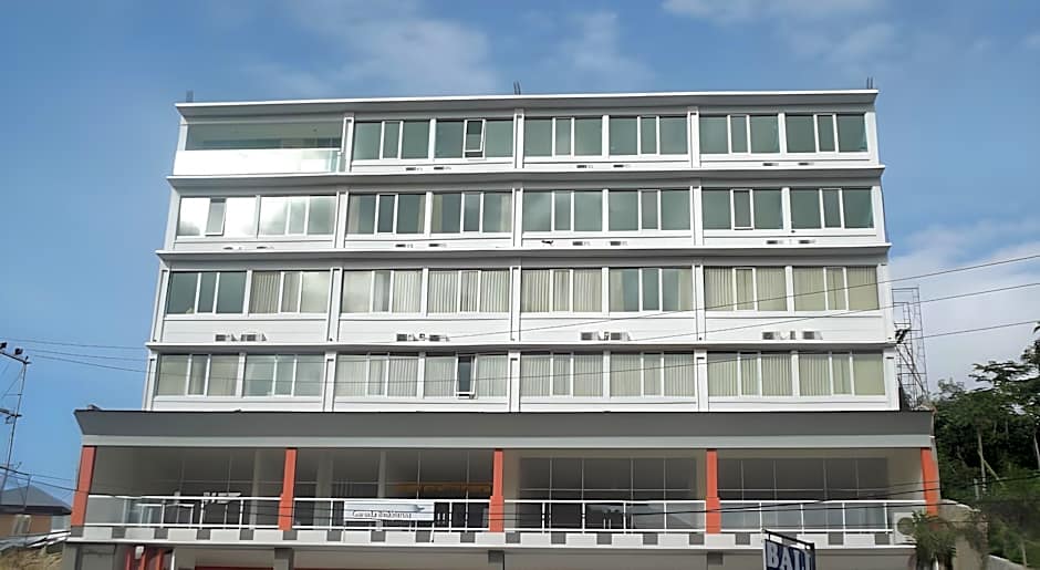 L Bajo Hotel