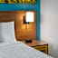 Days Inn & Suites by Wyndham Indianapolis Airport East