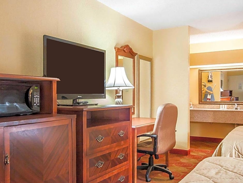 Clarion Inn & Suites University Center