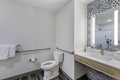 King Room Accessible Tub - Accessible/Non Smoking