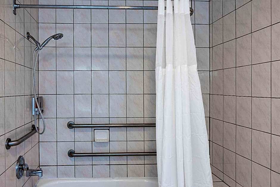 Oceanside Inn & Suites, a Days Inn by Wyndham