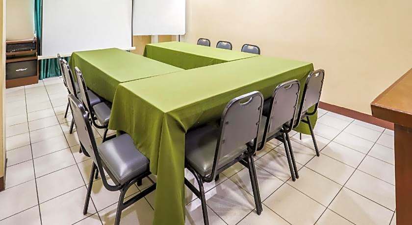 OYO 210 Apple Tree Suites