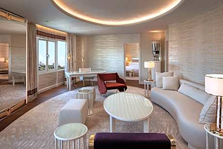 Large One-Bedroom Diplomatic Suite - Club Lounge Access