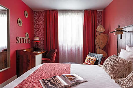 1 Queen Bed Non-Smoking Comfort Room Courtesy Tray Iron And Ironing Board