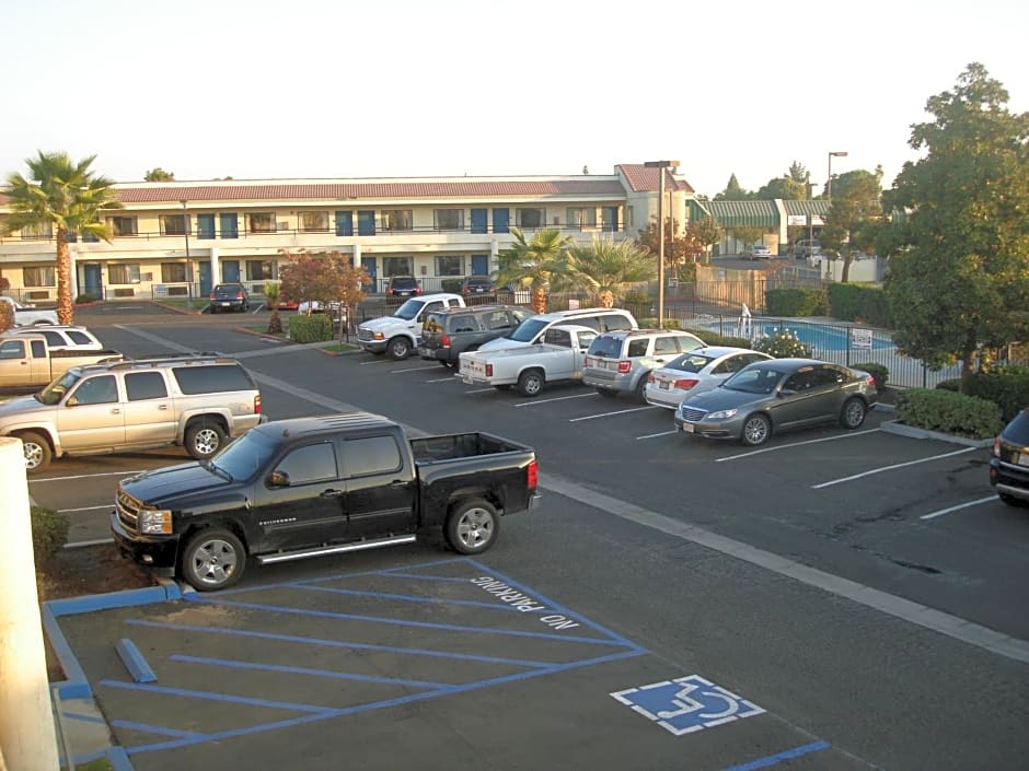 Bakersfield Inn & Suites