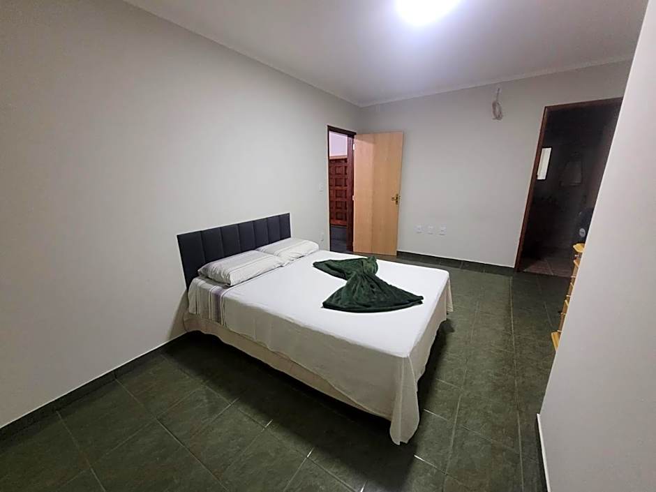 Casa com dois quartos,dois banheiros,sendo uma suíte,sala de estar cozinha e garagem