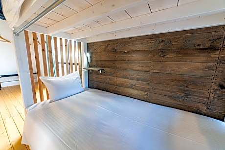 Bunk Bed in Mixed Dormitory Room