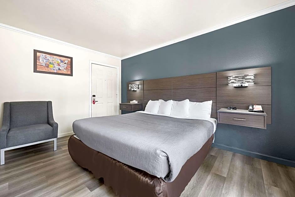 Econo Lodge Inn & Suites Heavenly Village Area