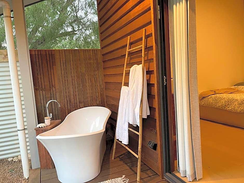 Grape Juice Retreat Rustic romantic gateway 5mins to beaches & town