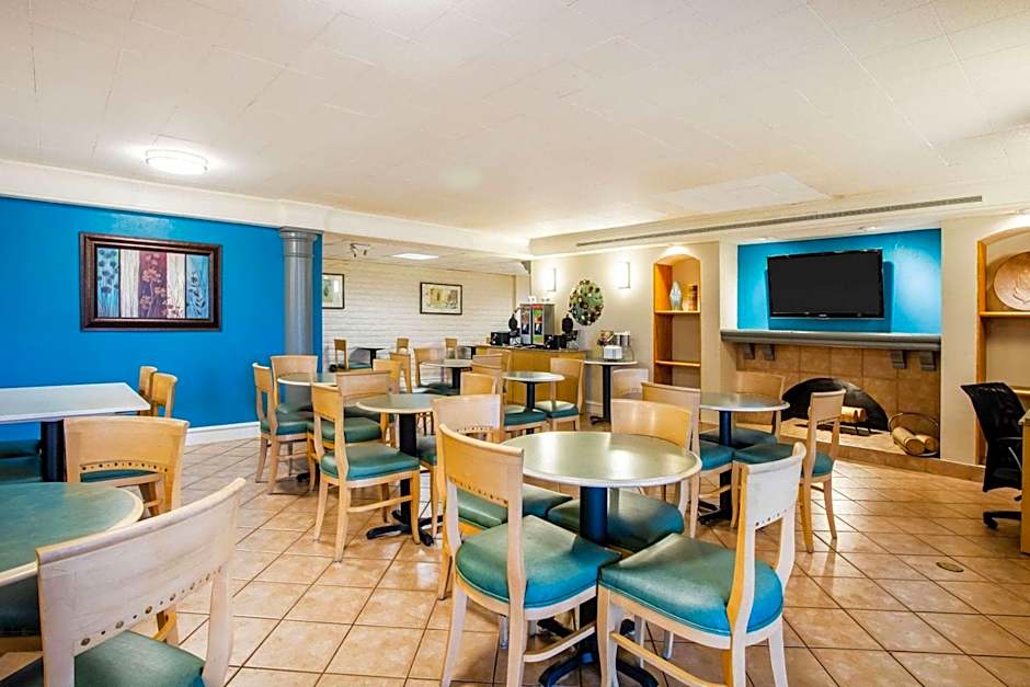 La Quinta Inn & Suites by Wyndham Norfolk Virginia Beach