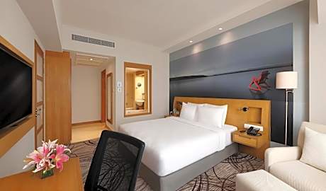 Superior 1 Queen Bed Poolside