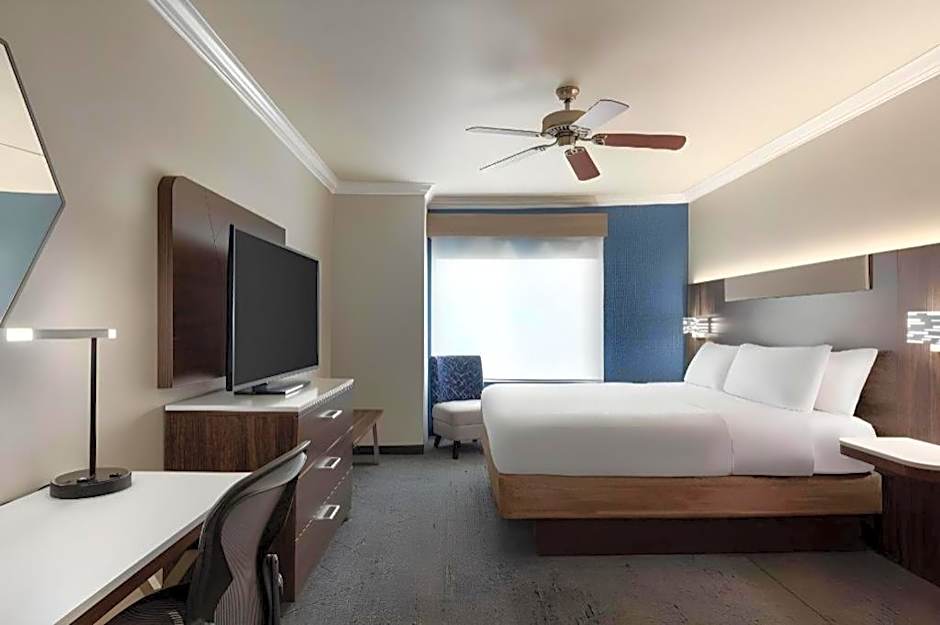 Holiday Inn Express Hotel & Suites Bakersfield Central By IHG