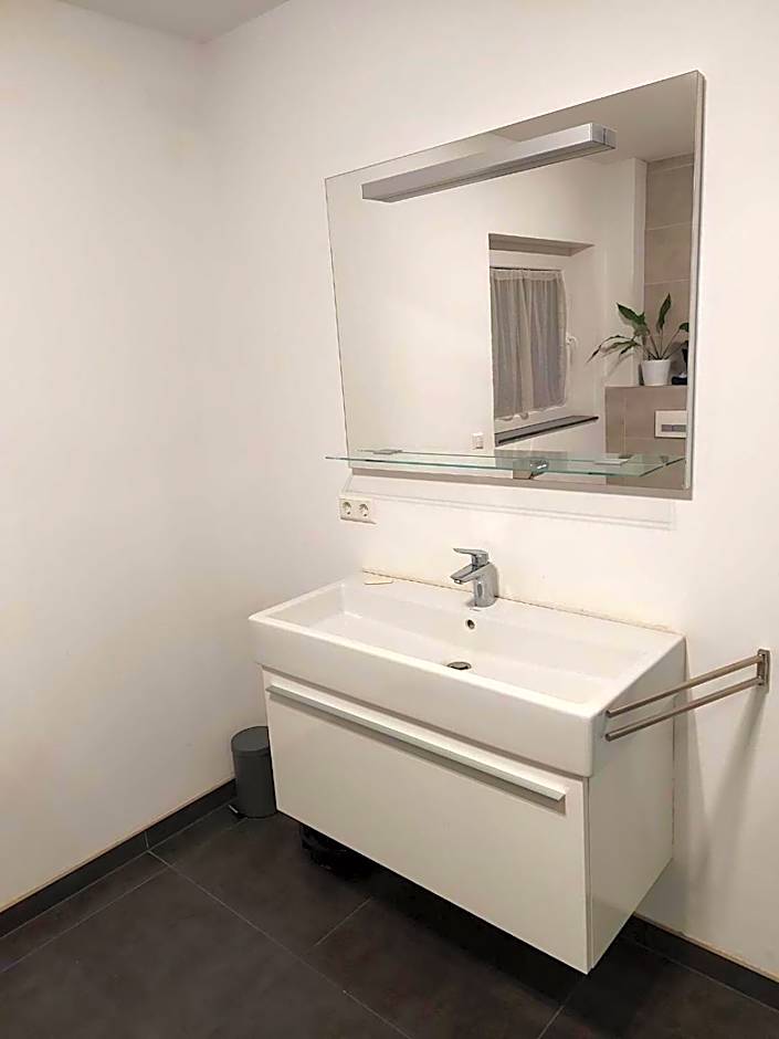 Lovely bedroom with single bed