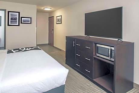 1 King Bed Deluxe Room Non-Smoking