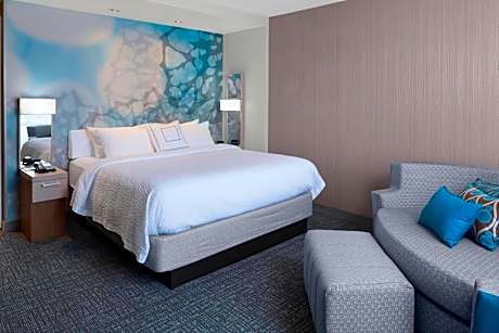 King Room with Adapted Tub - Mobility Accessible