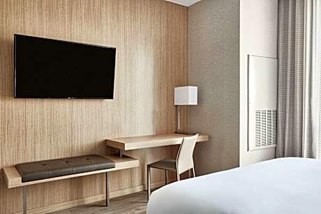 Guest room, 1 King, High floor