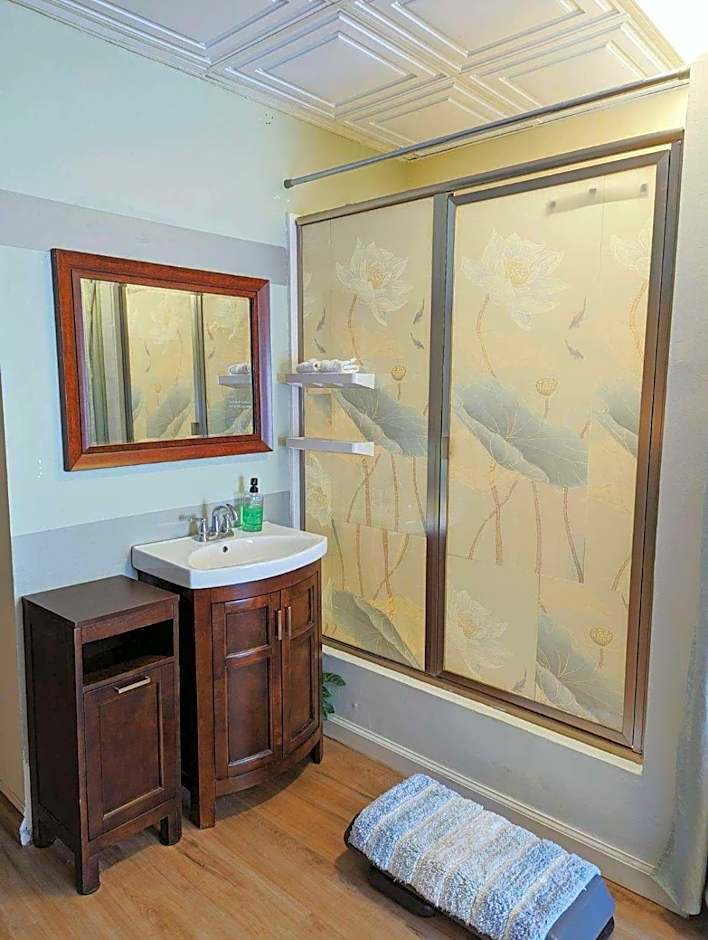 Uptown area, Cozy king Suite, quiet and private, free parking, walk to restaurants