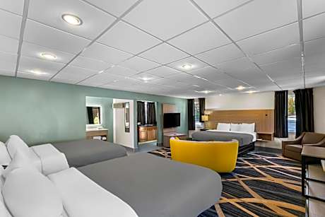 Room with One King Bed and Two Queen Beds - Non-Smoking