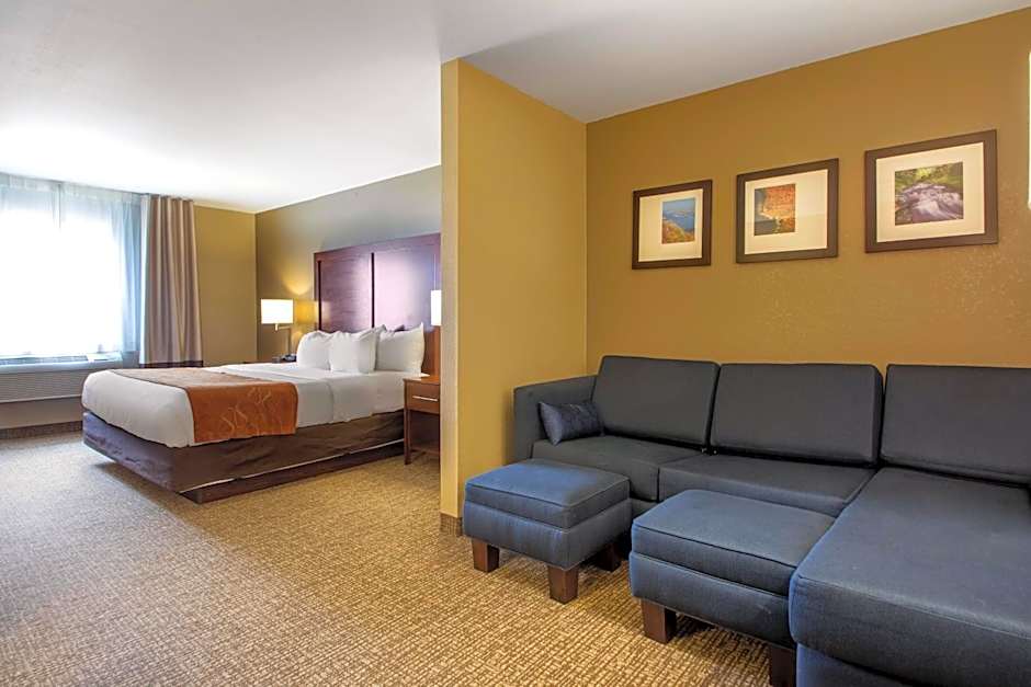 Comfort Suites Johnson Creek Conference Center