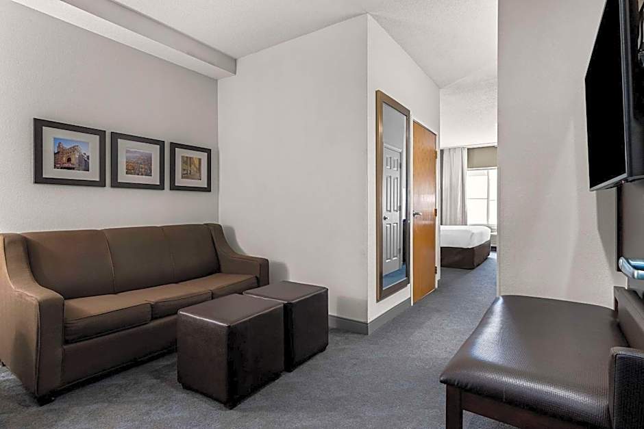 Comfort Inn & Suites near Tinley Park Amphitheater