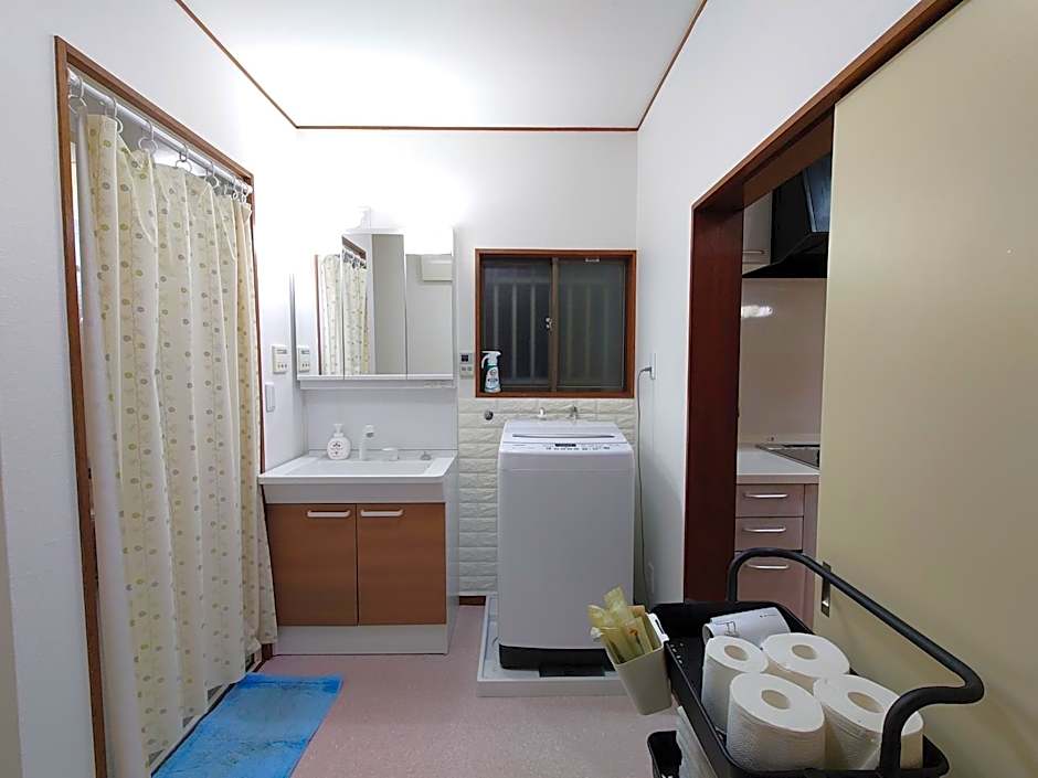 season guest house in nishi shinjuku 100 square meters, 4 bedrooms, 2 living rooms