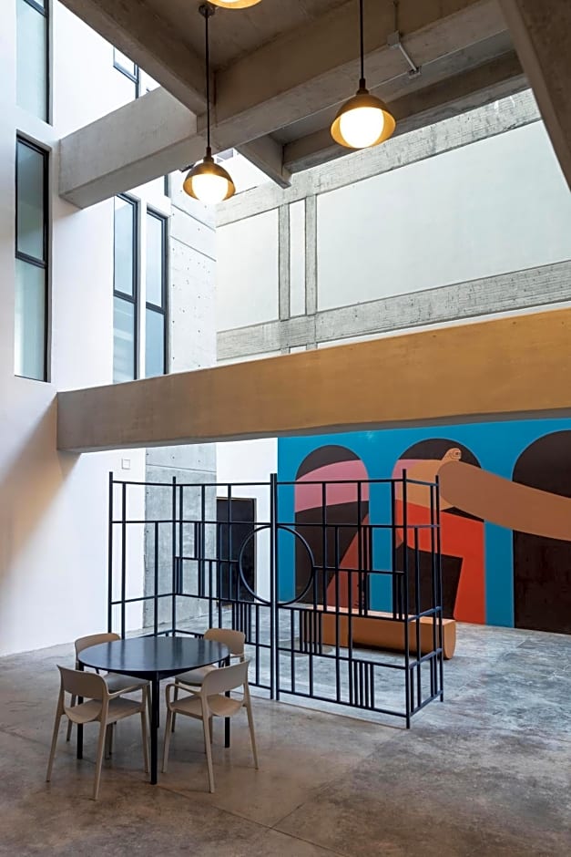 Loft In The Heart Of Americana, Have An Artsy Stay