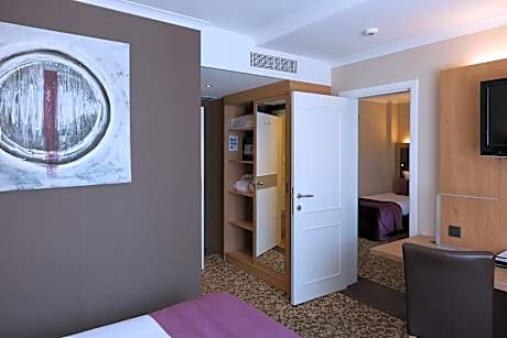 Family Room (2 Adults + 2 Children)