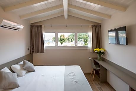 Double or Twin Room with Lake View