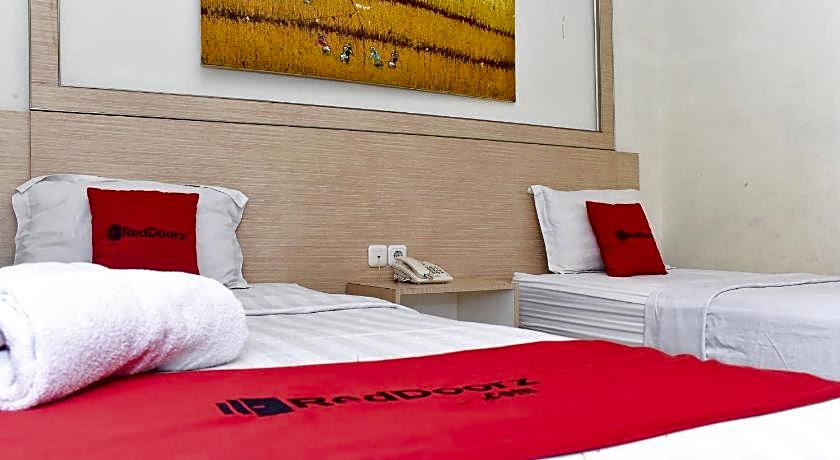 RedDoorz Plus near Sultan Hasanuddin Airport