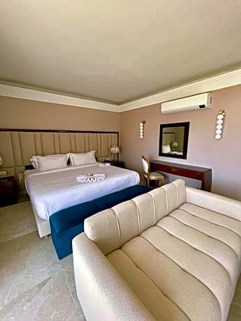 King Suite with Pool View